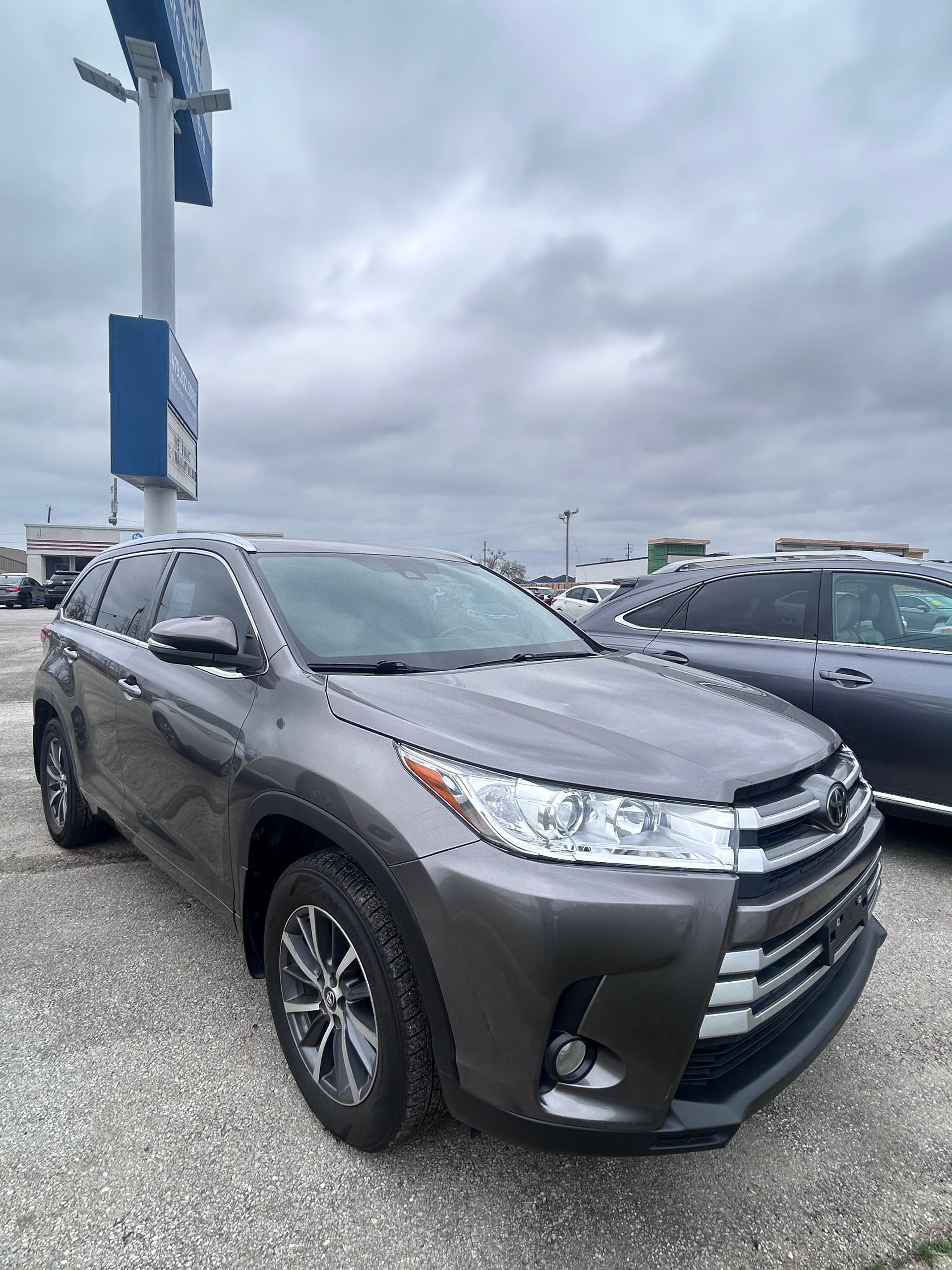 2017 TOYOTA HIGHLANDER - Gallery Image