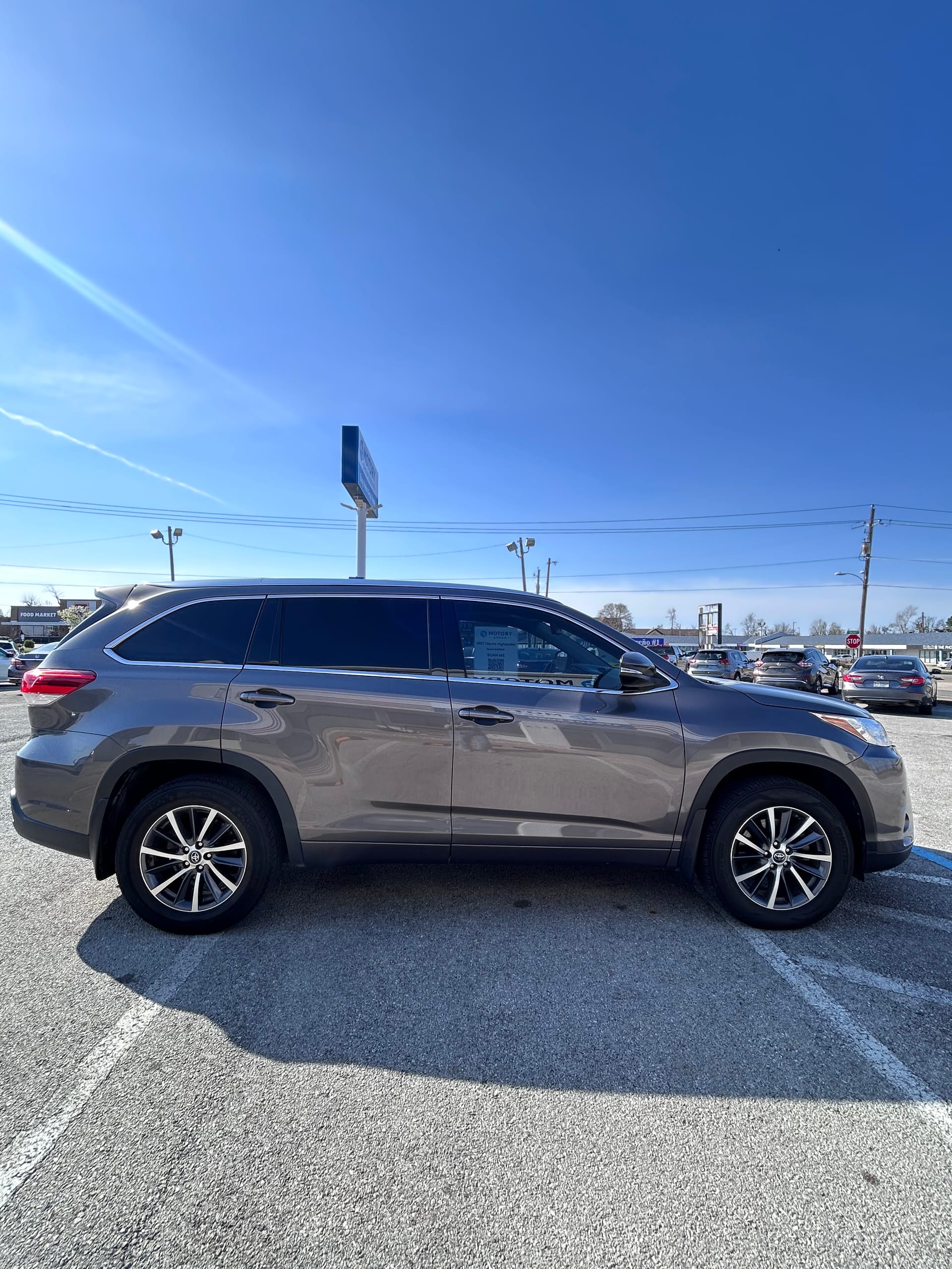 2017 TOYOTA HIGHLANDER - Gallery Image