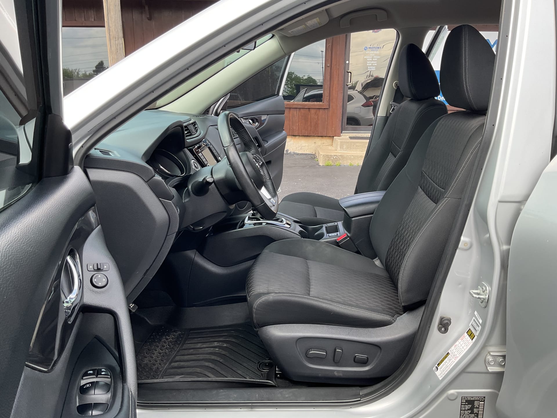 2019 NISSAN ROGUE - Gallery Image