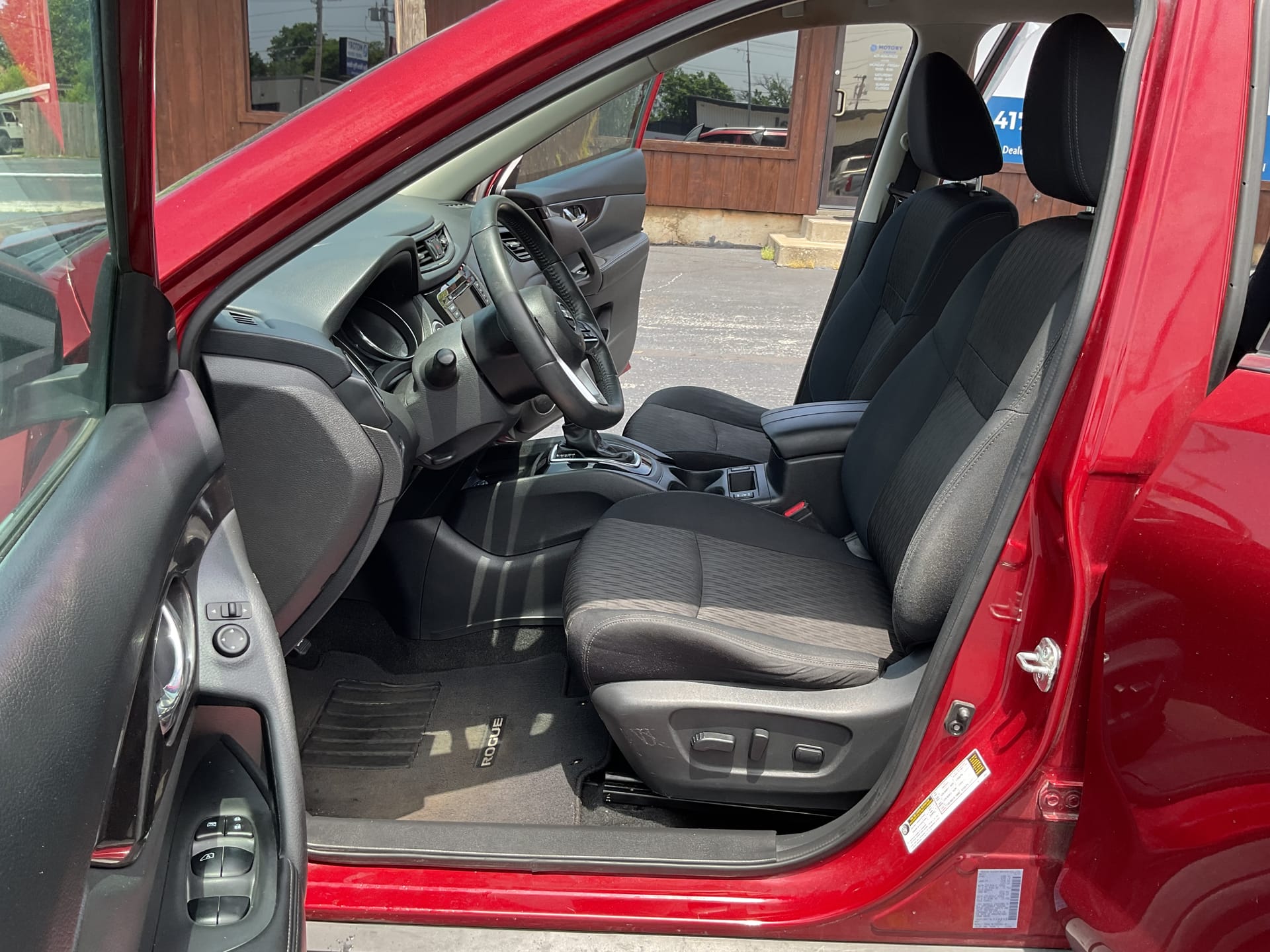 2018 NISSAN ROGUE - Gallery Image