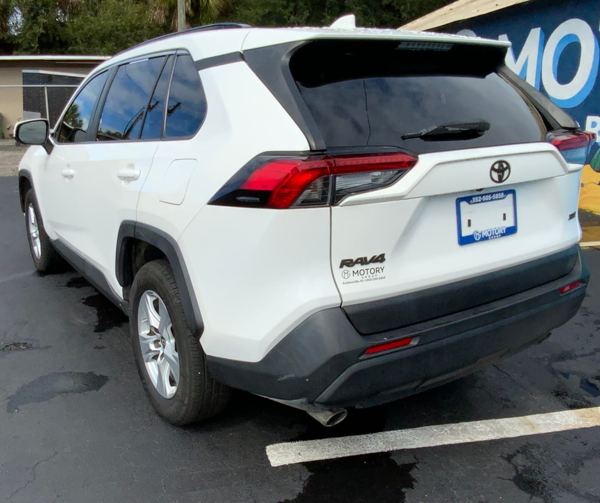 2019 TOYOTA RAV4 XLE - Gallery Image