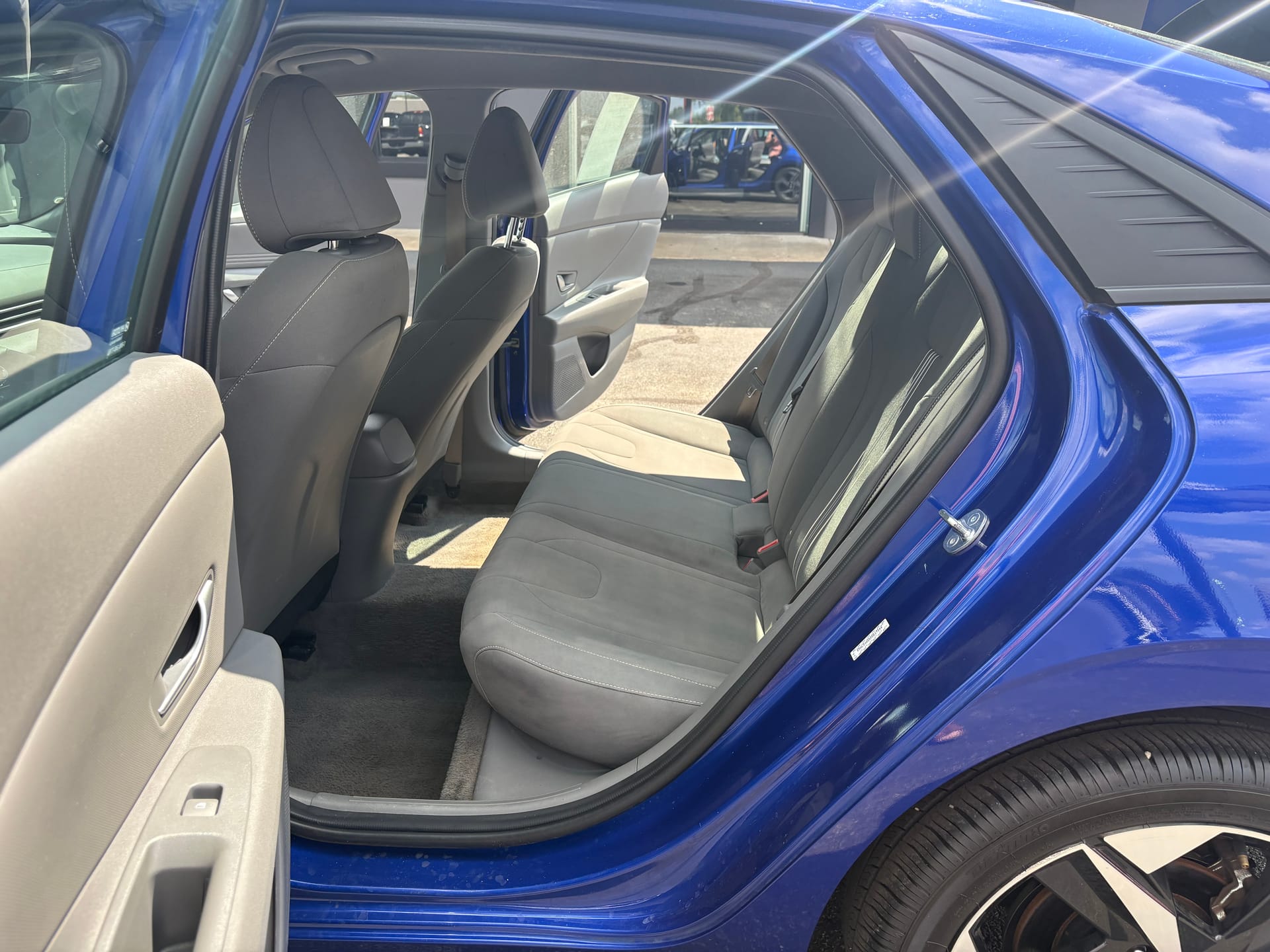 2023 HYUNDAI ELANTRA - Gallery Image