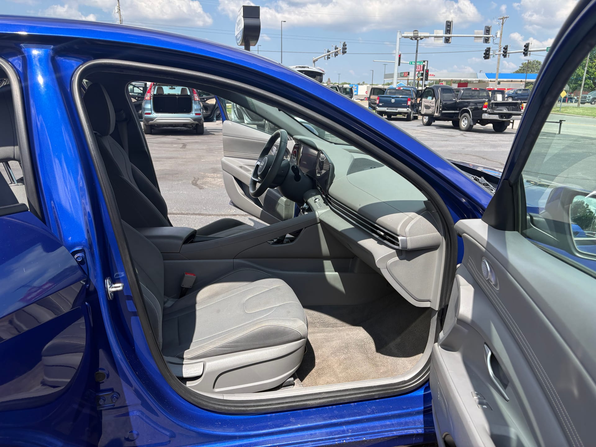 2023 HYUNDAI ELANTRA - Gallery Image