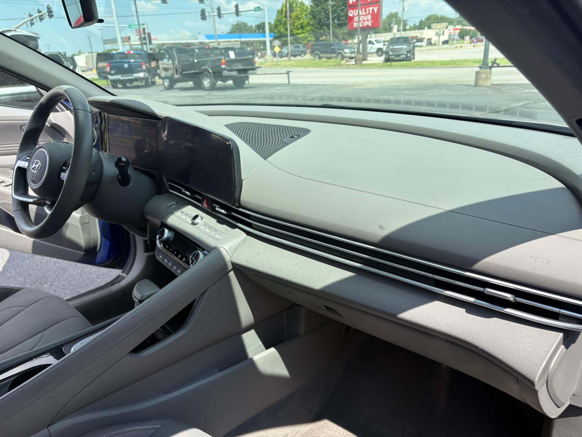 2023 HYUNDAI ELANTRA - Gallery Image