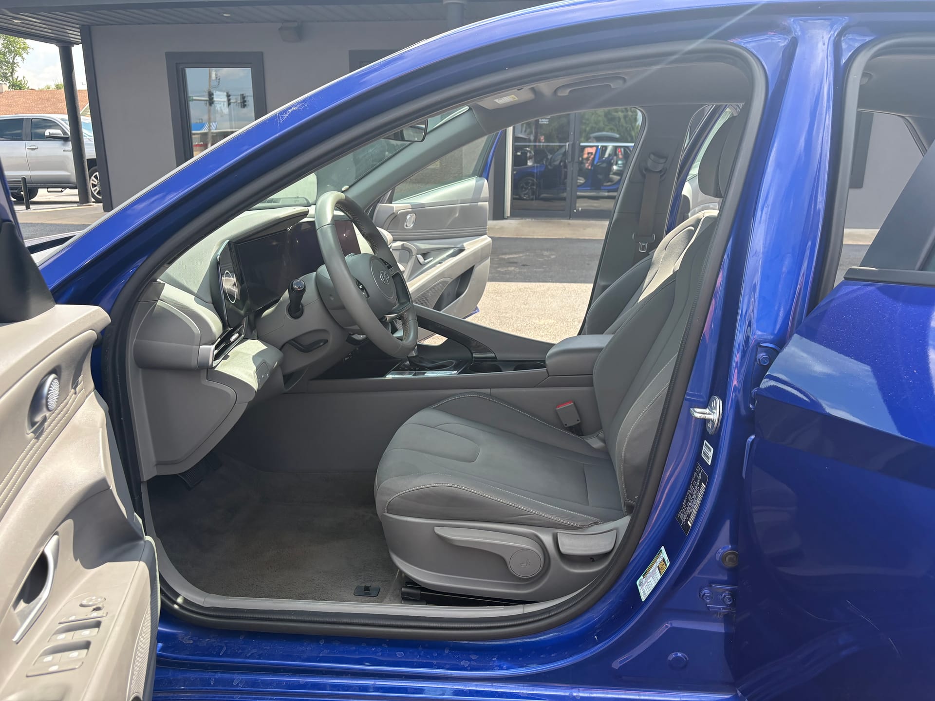 2023 HYUNDAI ELANTRA - Gallery Image