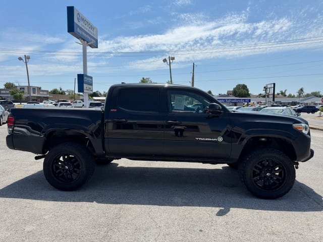 2016 TOYOTA TACOMA - Gallery Image