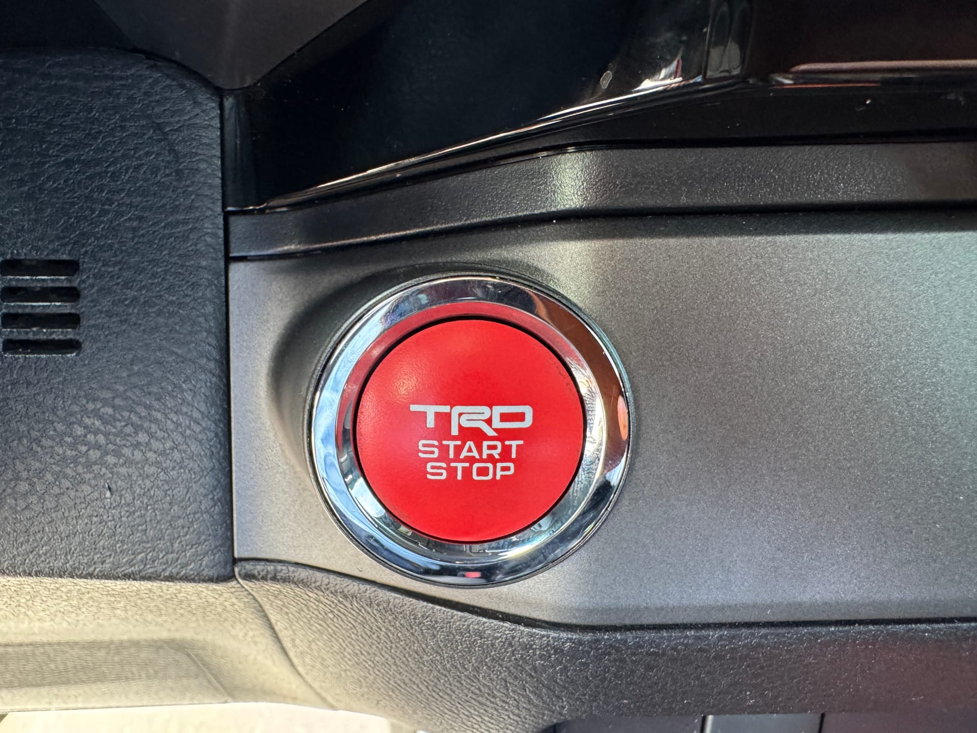 2017 TOYOTA TACOMA - Gallery Image