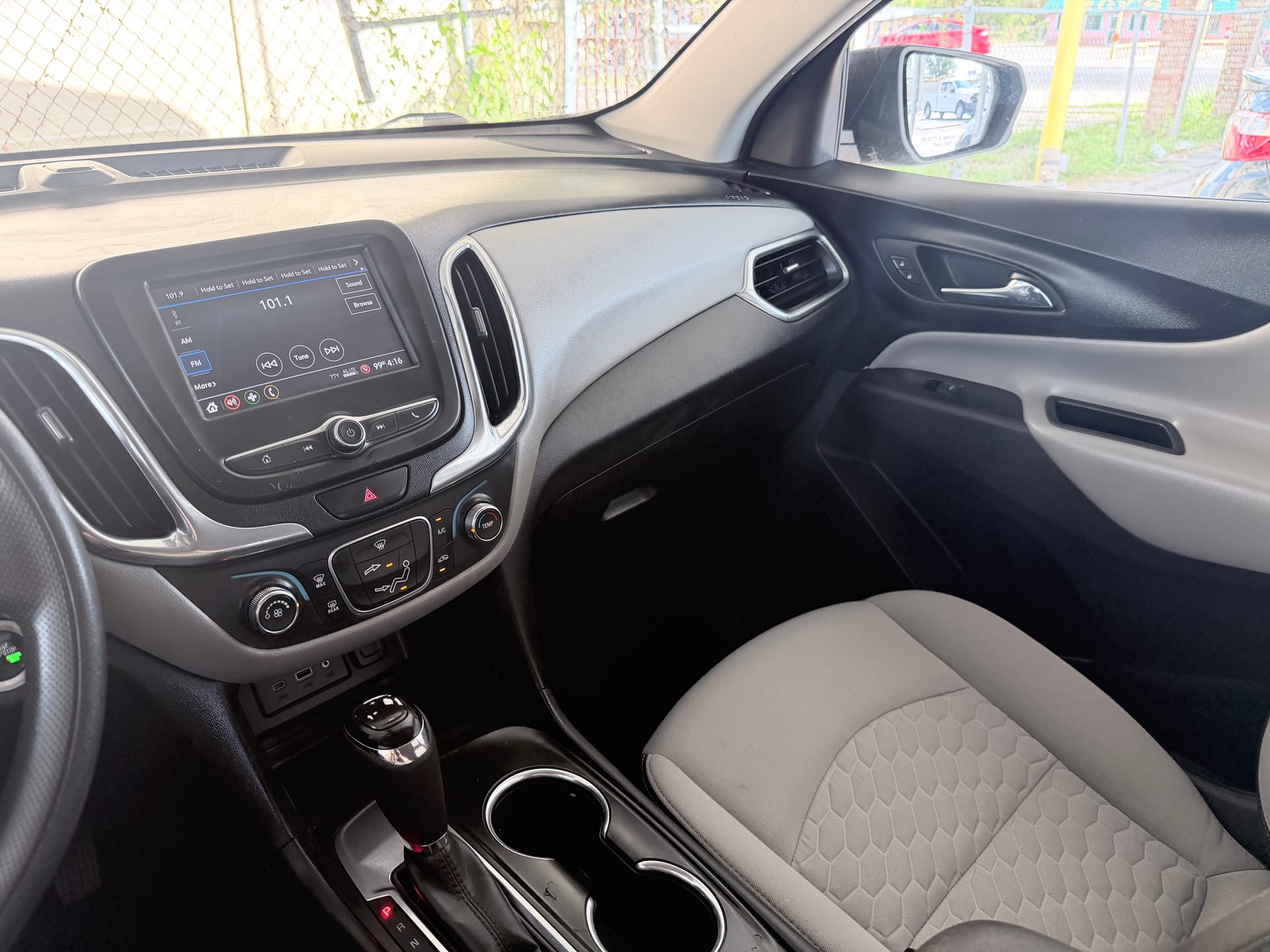 2019 CHEVROLET EQUINOX - Gallery Image