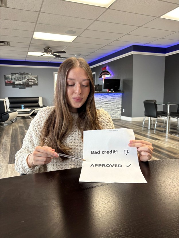 Bad credit car loan Joplin MO planning shown as a notepad, calculator and folder on a desk